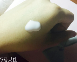 悅詩風吟乳液為什么搓泥？吸收度一般