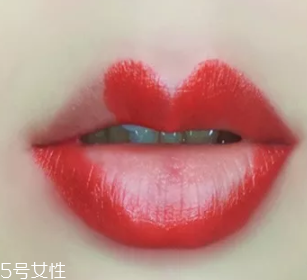 絲絨口紅和啞光哪個好？正式場合用啞光