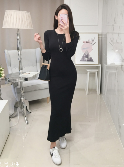 黑色針織連衣裙配什么鞋子？微胖女生也能駕馭