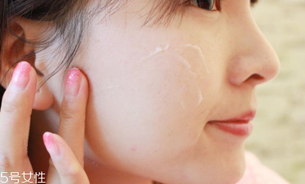 睡眠面膜過夜好不好？對(duì)于油皮是災(zāi)難