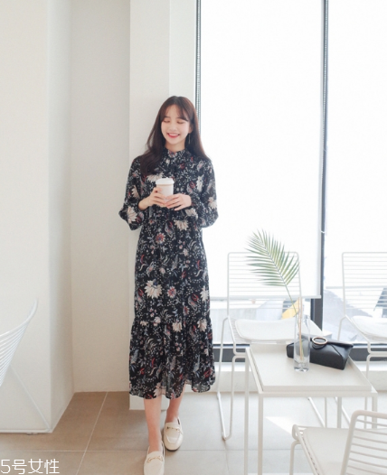 碎花連衣裙搭配什么鞋子？玩轉復古甜美