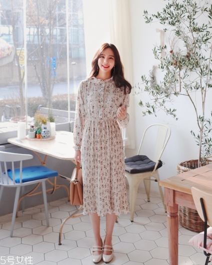 碎花連衣裙搭配什么鞋子？玩轉復古甜美