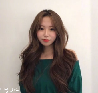 臉大適合什么發型？微卷波波頭是大臉福音