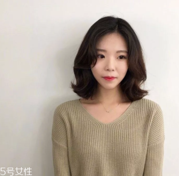 臉大適合什么發型？微卷波波頭是大臉福音