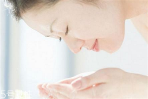 臉過敏發紅癢可以用鹽水洗嗎 臉過敏發紅癢緊急處理方法