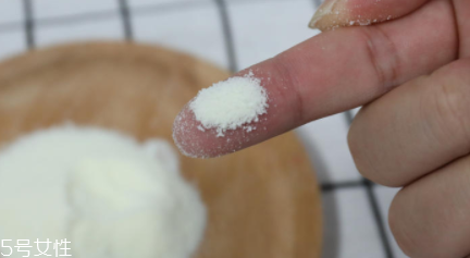 愛他美奶粉哪個版本好？白金版表現出色