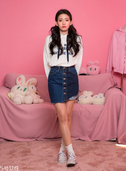 衛衣搭配牛仔裙好看嗎？瞬間減齡變少女