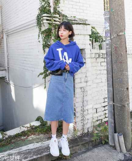 衛衣搭配牛仔裙好看嗎？瞬間減齡變少女
