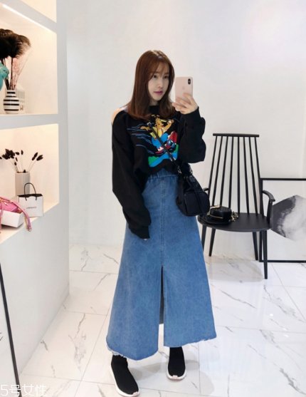 衛衣搭配牛仔裙好看嗎？瞬間減齡變少女