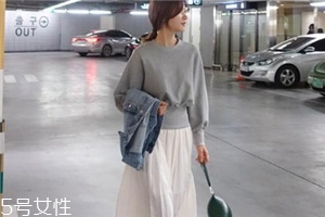 衛衣搭配長裙好看嗎？早春凹足造型感