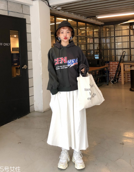 衛衣搭配長裙好看嗎？早春凹足造型感