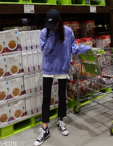 紫色衛衣怎么搭配？流行色助你成為時尚女王
