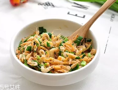 韭菜沒熟吃了會(huì)怎么樣？生韭菜很辛辣