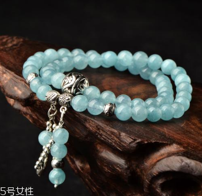 藍(lán)水晶手鏈多少錢(qián)？普通的百元以內(nèi)
