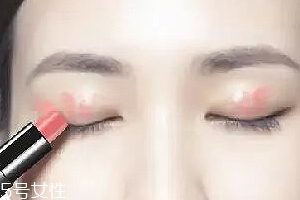 怎么用口紅畫眼影？?jī)刹疆嫼醚蹔y