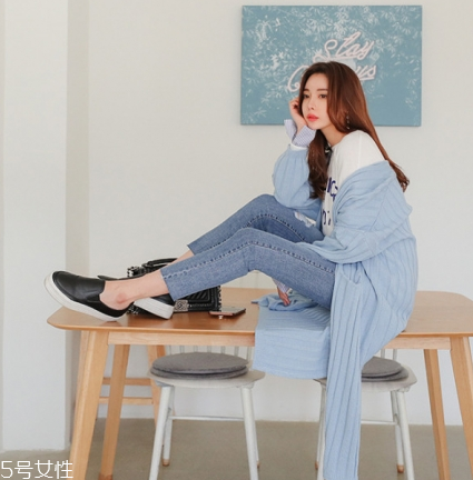 淺藍色毛衣怎么搭配？簡約配色彰顯氣質