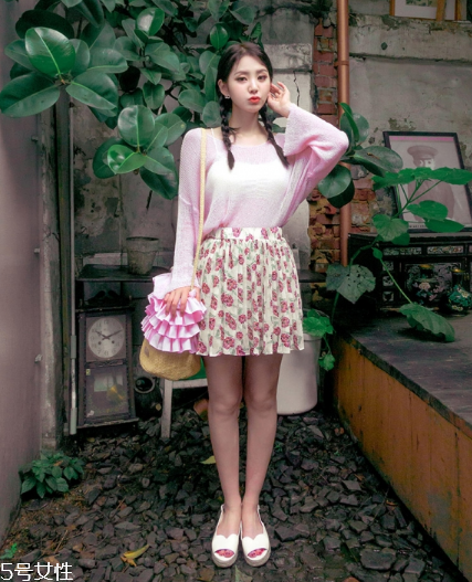 粉色針織衫怎么搭配？文藝又少女的穿搭經典