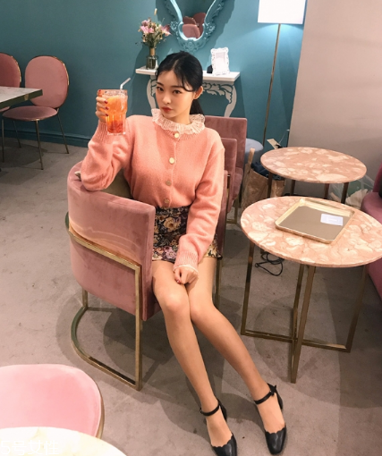 粉色針織衫怎么搭配？文藝又少女的穿搭經典