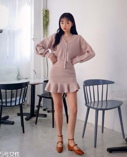 粉色針織衫怎么搭配？文藝又少女的穿搭經典