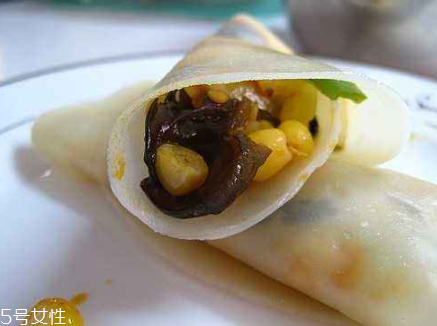 搟餃子皮怎么轉(zhuǎn)圈？借用巧力才能轉(zhuǎn)圈成圓