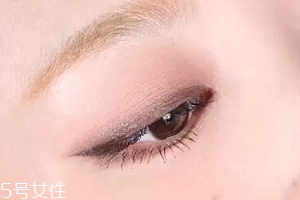 單眼皮如何畫眼影？亮色眼影會制造車禍現場