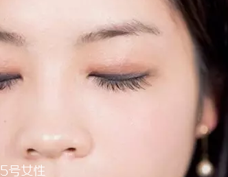 單眼皮如何畫眼影？亮色眼影會(huì)制造車禍現(xiàn)場