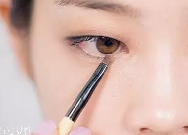 單眼皮如何畫眼影？亮色眼影會(huì)制造車禍現(xiàn)場
