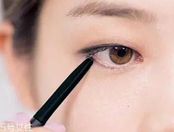 單眼皮如何畫眼影？亮色眼影會(huì)制造車禍現(xiàn)場