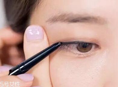 單眼皮如何畫眼影？亮色眼影會(huì)制造車禍現(xiàn)場