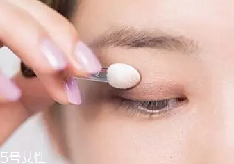 單眼皮如何畫眼影？亮色眼影會(huì)制造車禍現(xiàn)場