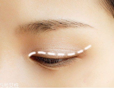 韓式裸妝化妝步驟圖解 上班族女性淡妝的畫(huà)法