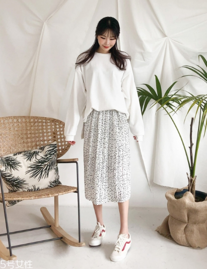 波點(diǎn)裙搭配什么上衣？復(fù)古混搭風(fēng)女王