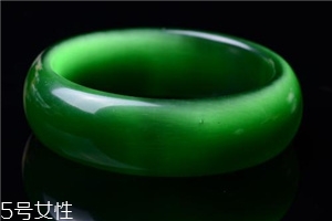 綠水晶手鐲應戴哪只手？左手更好