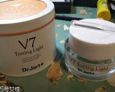 面霜和素顏霜可以同時用嗎？面霜用量不要太多