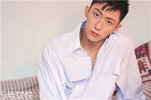 襯衫能貼身穿嗎？根據顏色深淺決定
