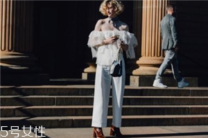 荷葉邊上衣配什么褲子？塑造浪漫小女人氣質