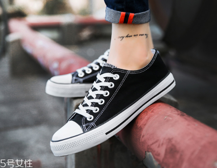帆布鞋可以水洗嗎？帆布鞋應(yīng)該這樣洗