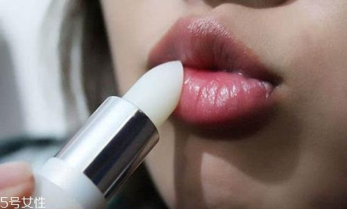 潤(rùn)唇膏能用來(lái)卸妝嗎？卸不干凈傷害皮膚