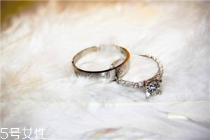 婚戒可以戴右手嗎？沒有明確的規定