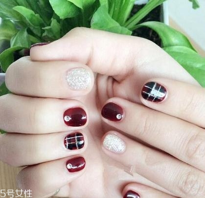 美甲的形狀和顏色怎么搭配？劍型指甲適合紅與黑