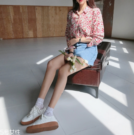牛仔裙配什么上衣？最經典的時尚穿搭
