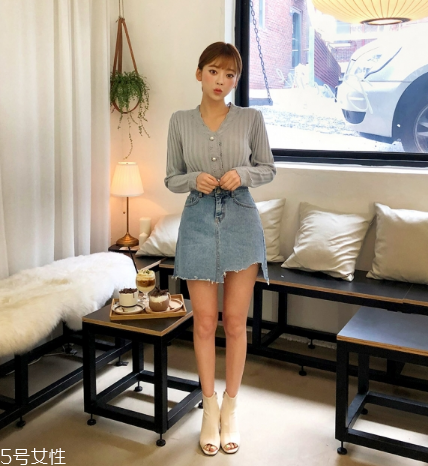 牛仔裙配什么上衣？最經典的時尚穿搭