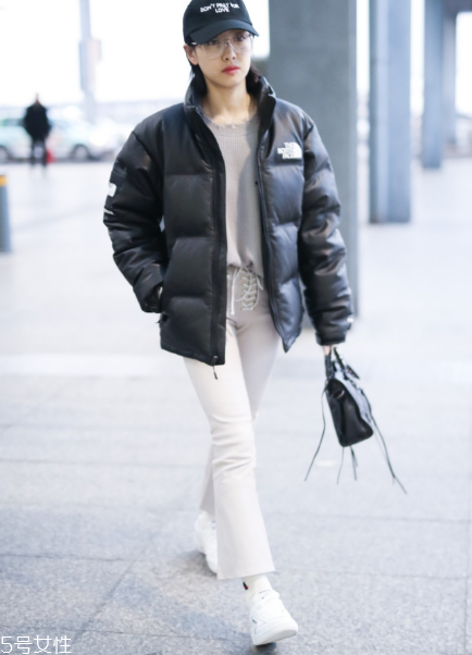 白褲子怎么搭配衣服好看？跟著明星學穿搭