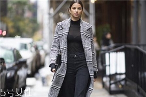 黑色打底衫怎么配衣服？時尚界的常青單品