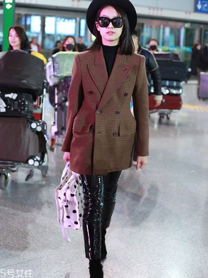 黑色打底衫怎么配衣服？時尚界的常青單品