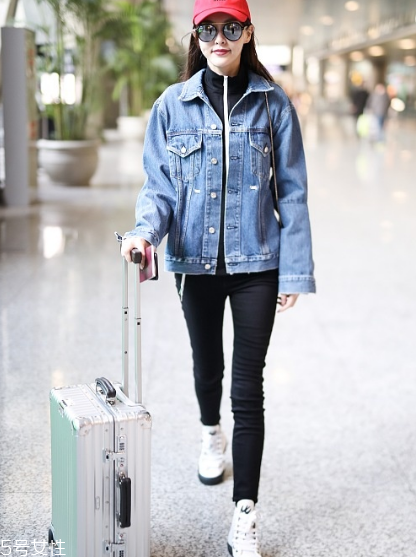 黑色打底衫怎么配衣服？時尚界的常青單品