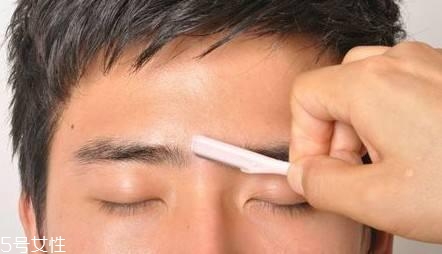 男生怎么化妝顯臉小？這4個地方化好秒帥