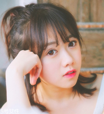短發半丸子頭怎么扎 減齡又甜美