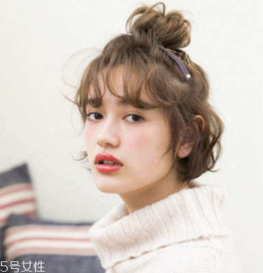 短發半丸子頭怎么扎 減齡又甜美