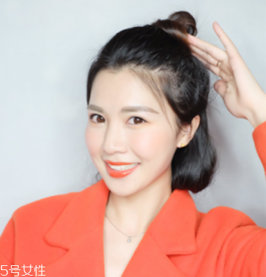 短發半丸子頭怎么扎 減齡又甜美